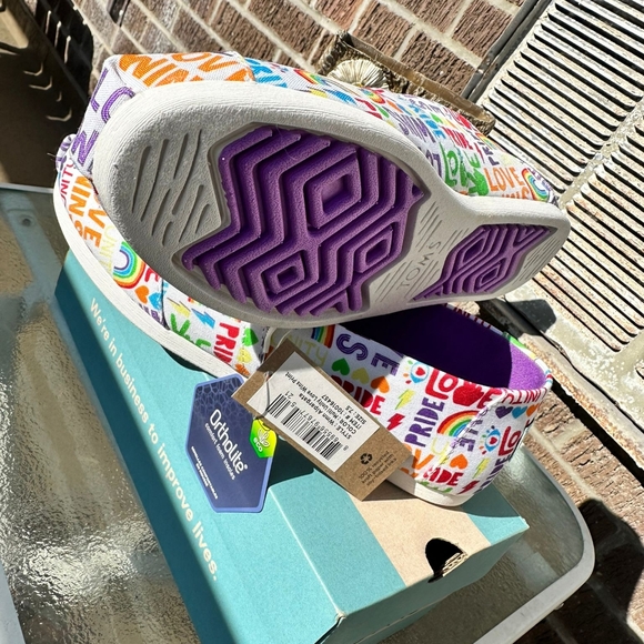 Toms PRIDE Shoes - Picture 4 of 4